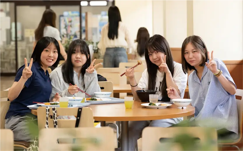 学食で過ごす学生たち