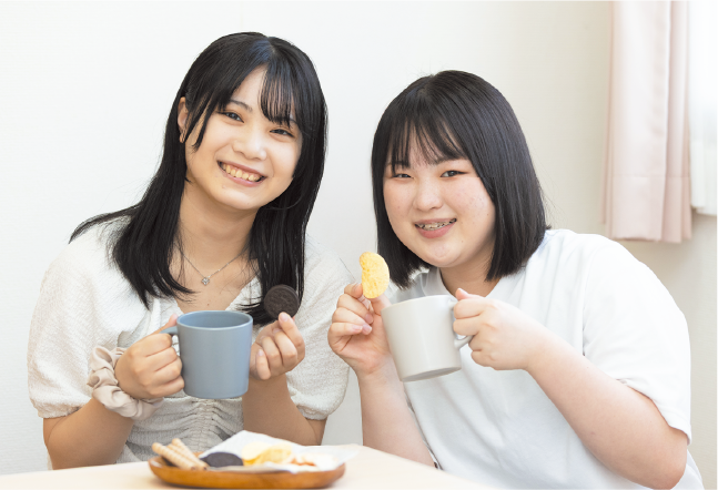 寮でくつろぐ学生
