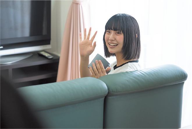 寮の個室で過ごす学生