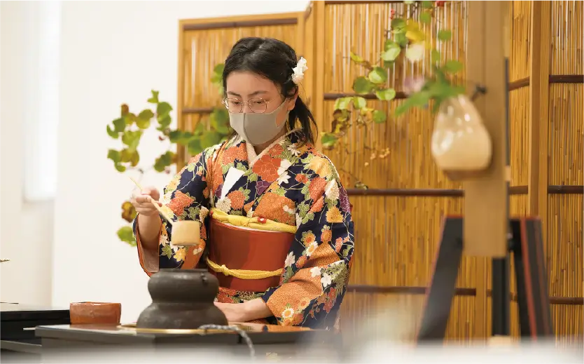 茶道を楽しむ学生