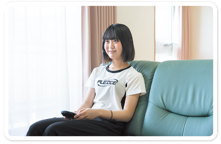 寮の部屋で過ごす様子