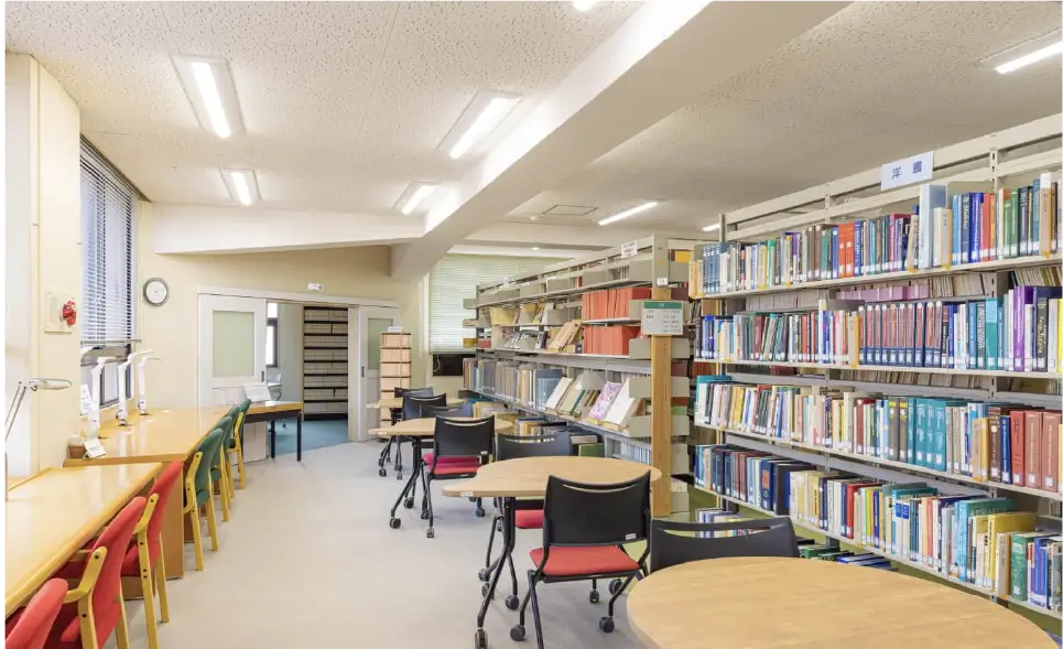 湊川短期大学図書館