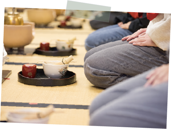 茶道を学ぶ様子