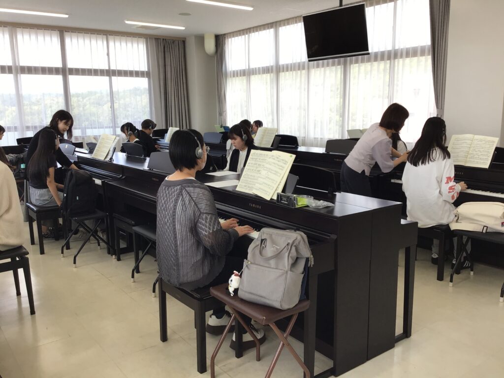 ピアノ授業の風景