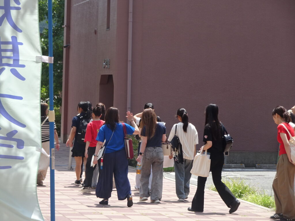 幼児教育保育学科キャンパスツアーの様子
