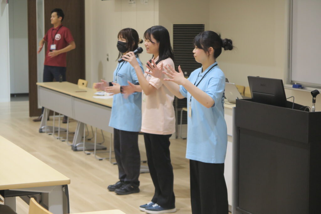 湊川短期大学のオープンキャンパスで幼児教育保育学科の学生が手遊び