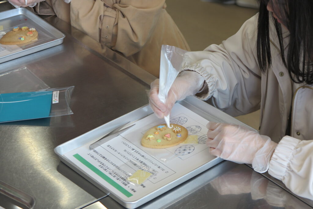 湊川短期大学のオープンキャンパスでイースターエッグをデザイン