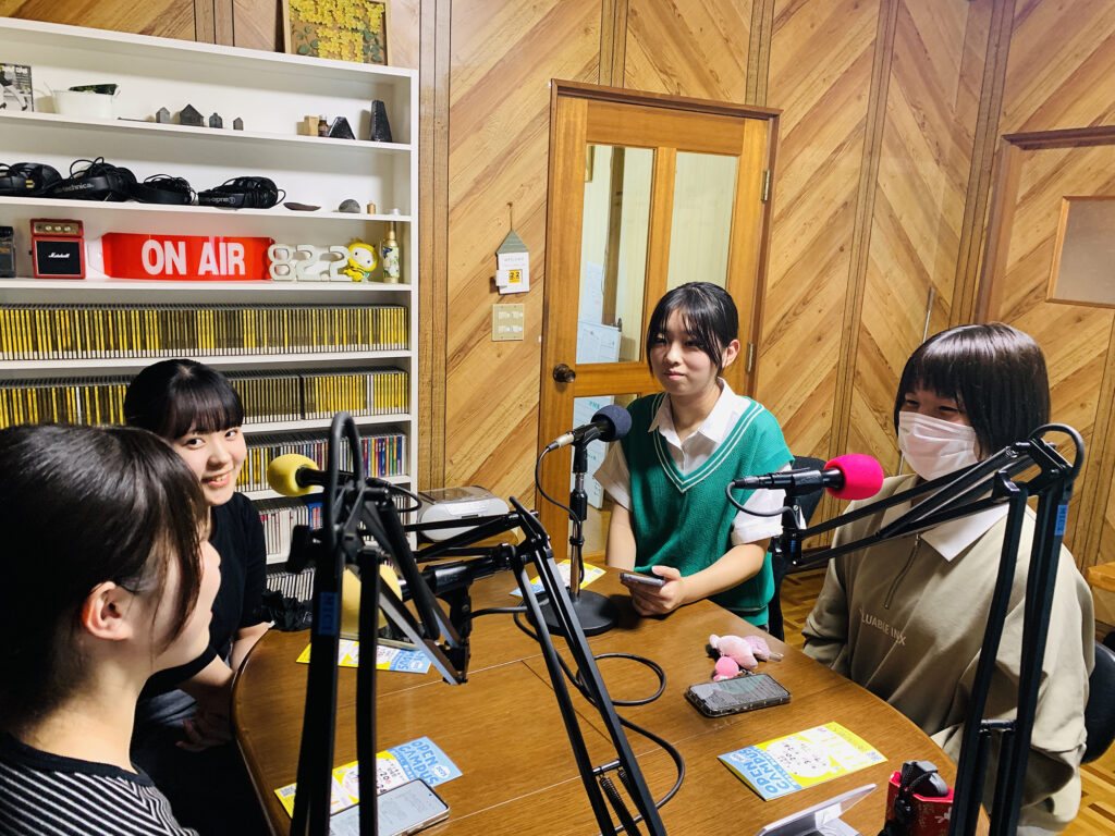 「みなとっちラジオ」収録中の学生たちの様子（ハニーFMスタジオにて）