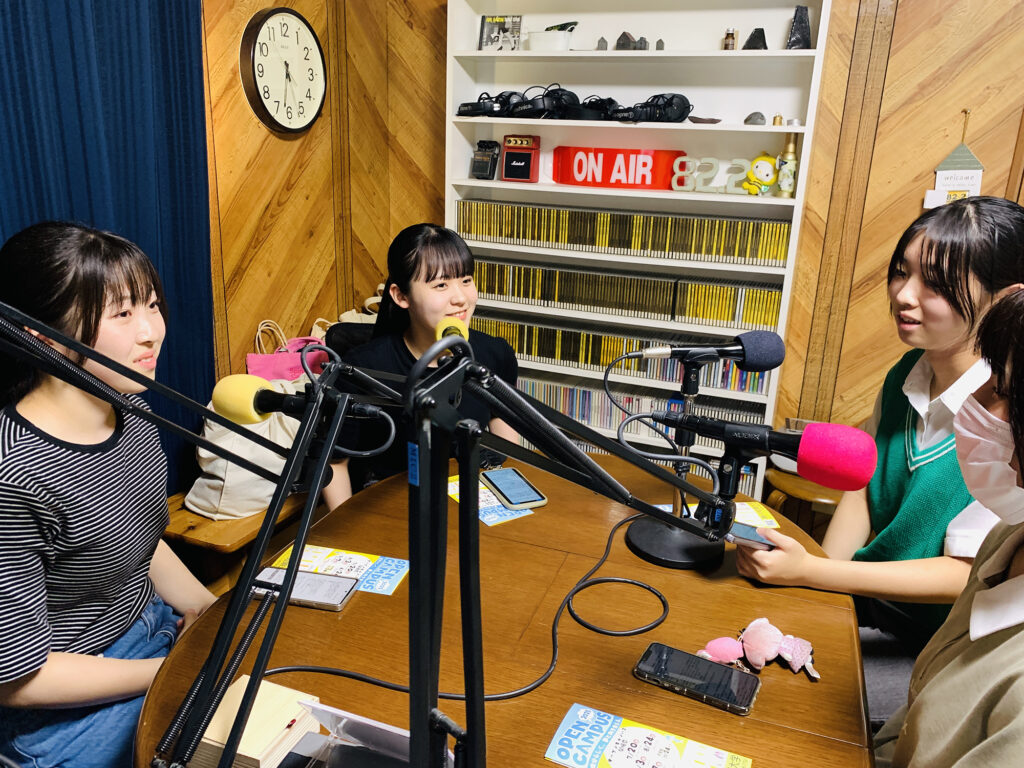 湊川短期大学の学生4名が学園寮生活について語っているラジオ収録の様子