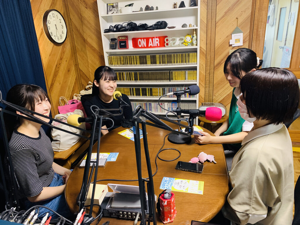 ラジオ番組「みなとっちラジオ！」でオープンキャンパスの思い出を語る学生たち