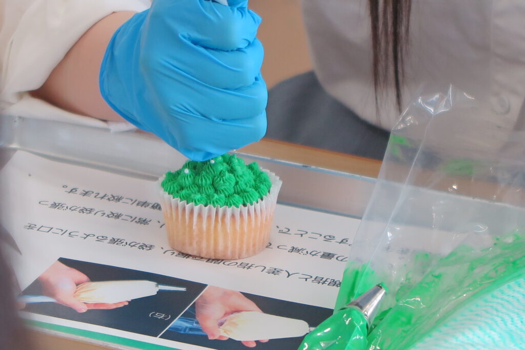 人間健康教育学科模擬授業カップケーキ作り