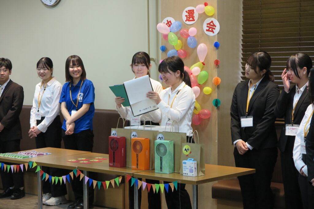 湊川短期大学オープンキャンパス抽選会の様子