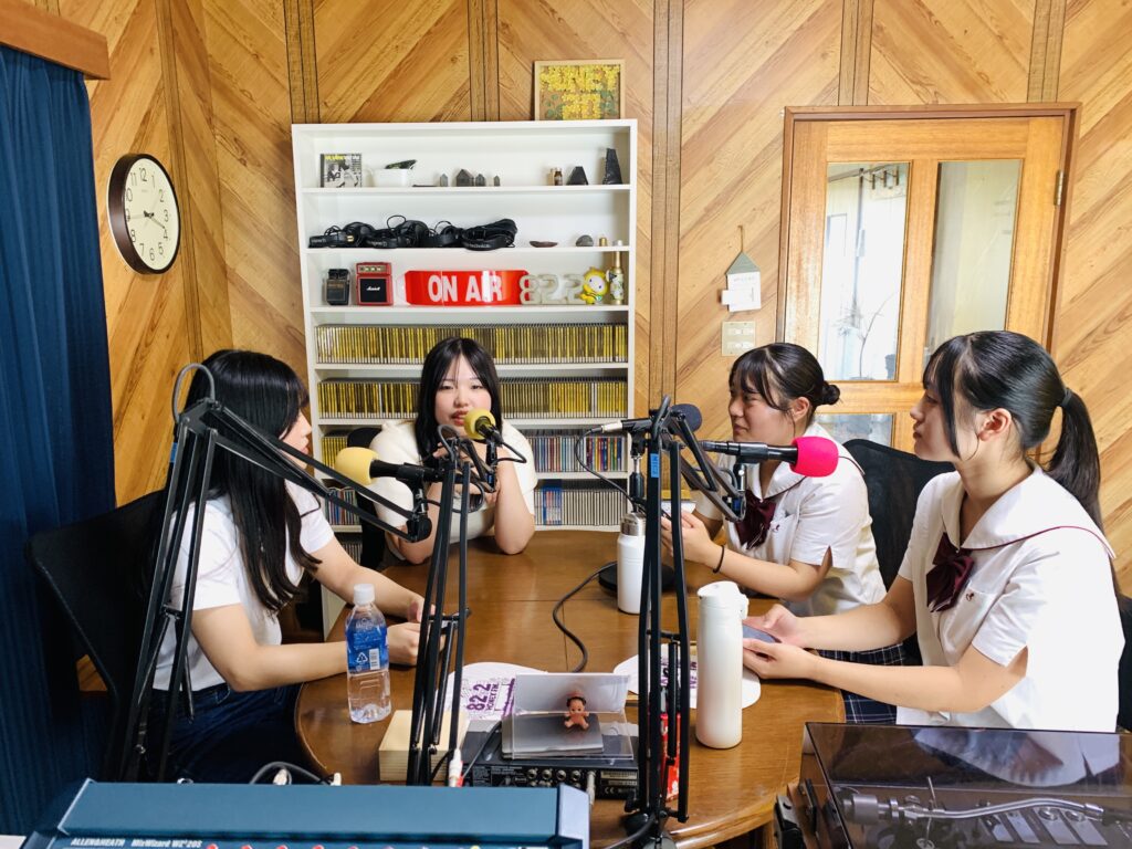 保育園・幼稚園の先生を目指す三田松聖高等学校保育研究類型の生徒と湊川短期大学幼児教育保育学科の学生②
