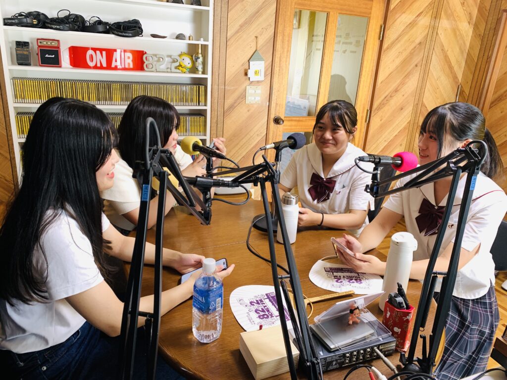 保育園・幼稚園の先生を目指す三田松聖高等学校保育研究類型の生徒と湊川短期大学幼児教育保育学科の学生④