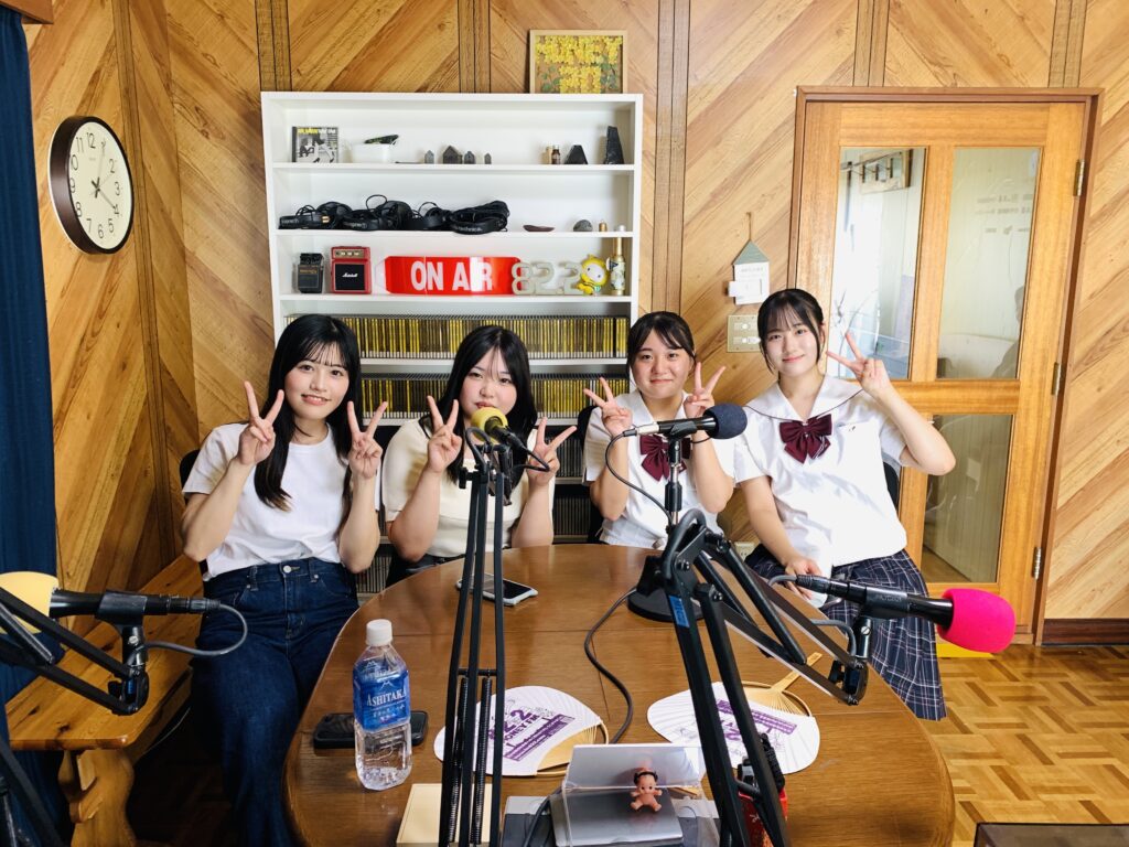 保育園・幼稚園の先生を目指す三田松聖高等学校保育研究類型の生徒と湊川短期大学幼児教育保育学科の学生①